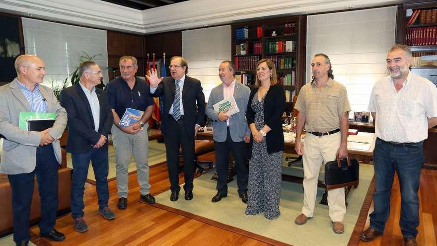 Herrera y la consejera de Agricultura, Milagros Marcos, se reúnen con responsables de sindicatos agrarios.