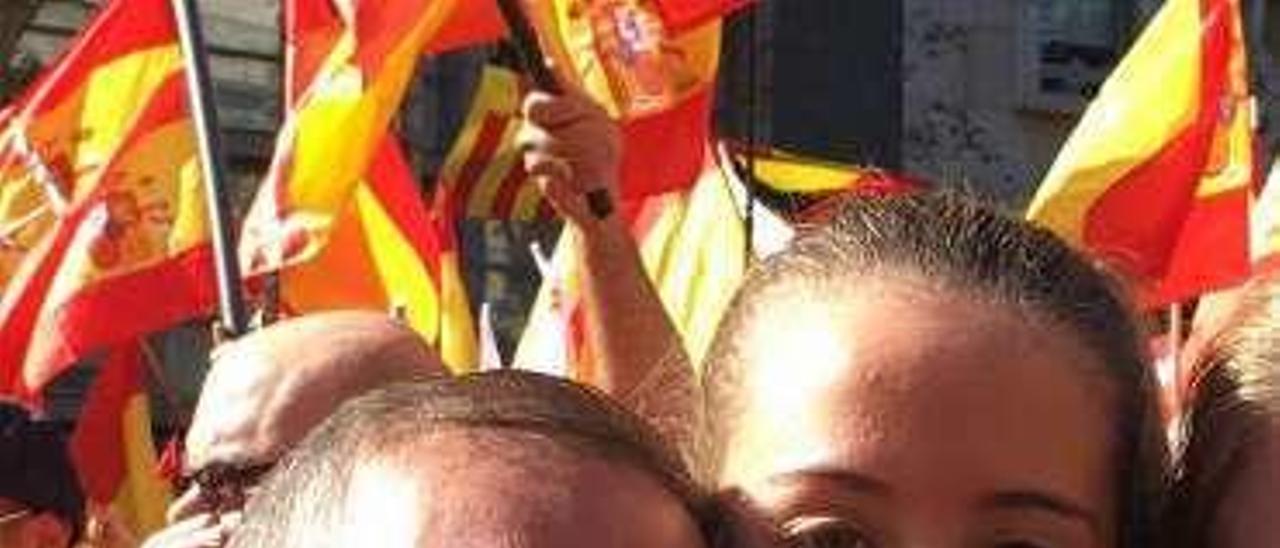 Arenas, con su hija Cecilia, en una manifestación en Barcelona.