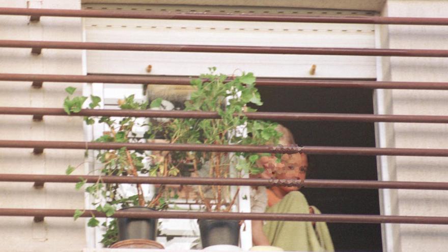 Dos niñas se asoman a la ventana de un centro de menores, en una imagen de archivo.