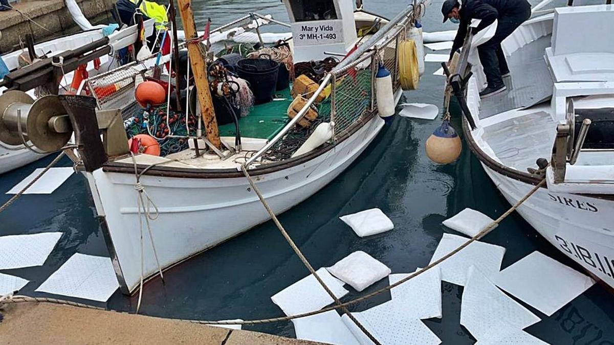 Controlado un vertido químico en la bahía de Sant Antoni