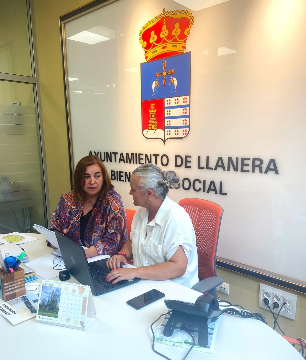 La alcaldesa, Eva María Pérez (derecha), con la edil Montse Alonso.
