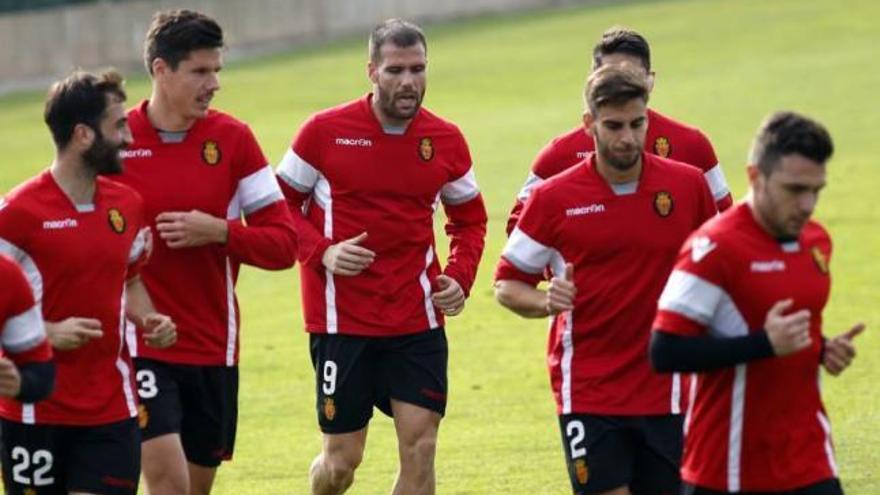 Ortuño, en el centro, en su primer entrenamiento con el Mallorca.