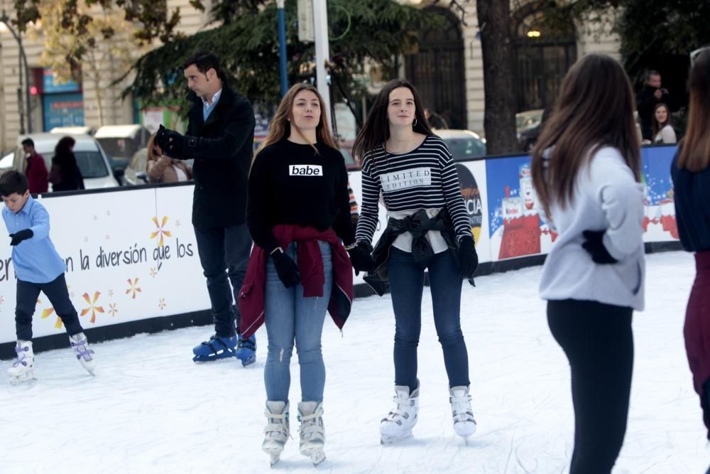 Pista de hielo y tiovivo en la Plaza del Ayuntamiento