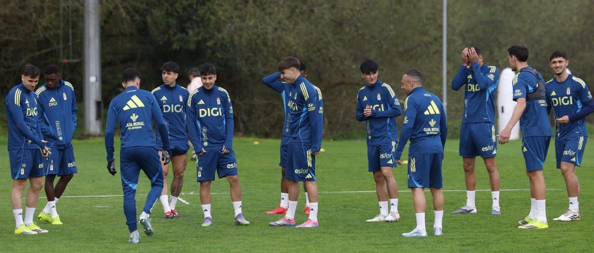 Los jugadores del Oviedo, ayer, sobre el césped de El Requexón. | LUISMA MURIAS
