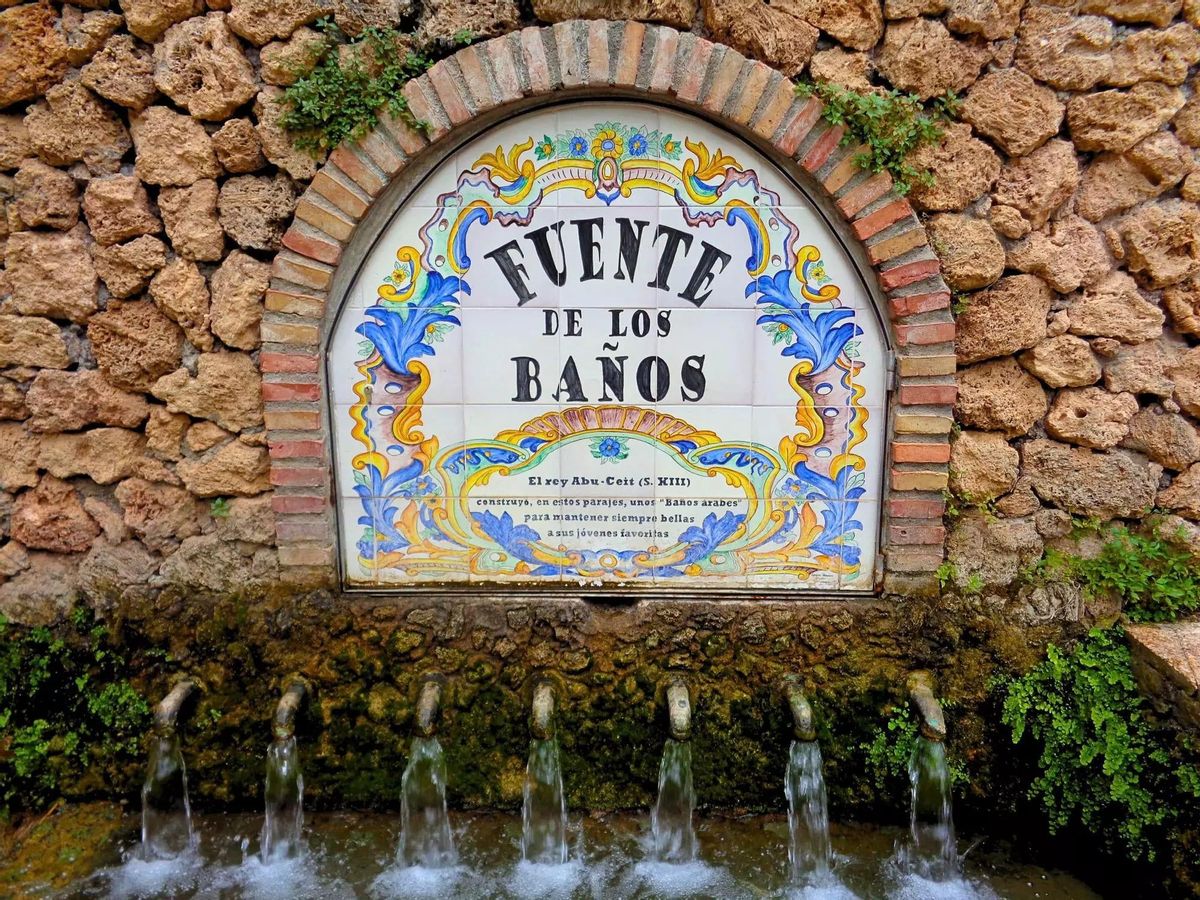 Imagen de la fuente de siete caños que se encuentra cerca de la playa Fuente de los Baños