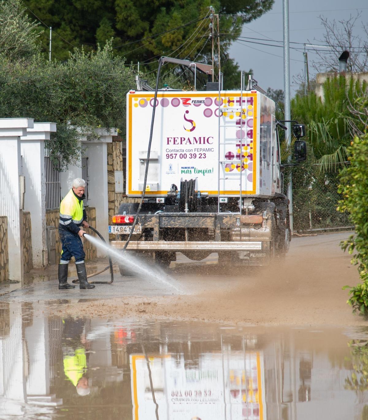 Los servicios de limpieza municipales trabajan en la limpieza de las zonas anegadas.
