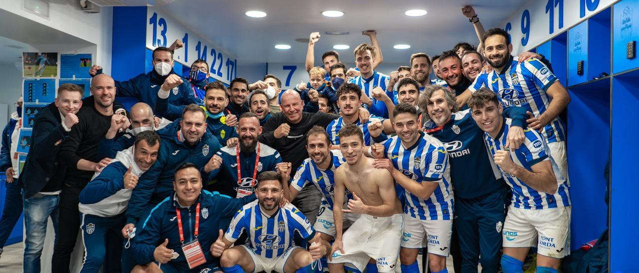 El vestuario blanquiazul celebró la victoria ante el Celta junto a su presidente Ingo Volckmann.