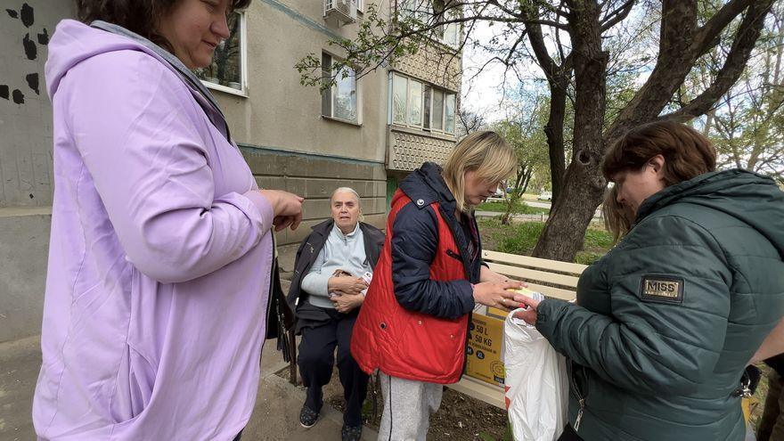 Voluntarios ayudan a compatriotas perjudicados por la guerra en Járkov (Ucrania).