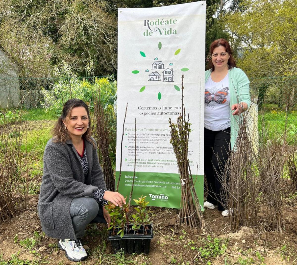 Sandra González y Ana Belén Casaleiro, plantando árboles. | FDV