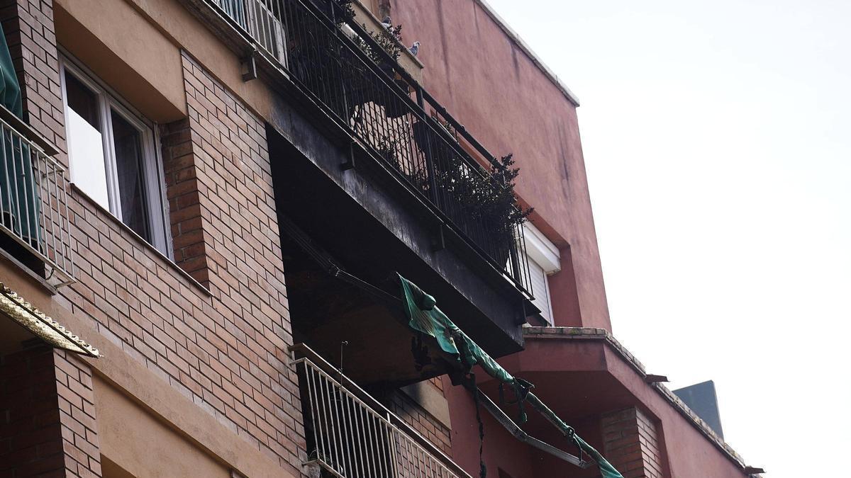 Las imágenes del piso incendiado en un bloque del barrio de Sant Narcís