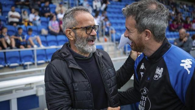 Cervera saluda a su homólogo en el Pontevedra, Rubén Domínguez. | ANDRÉS GUTIÉRREZ