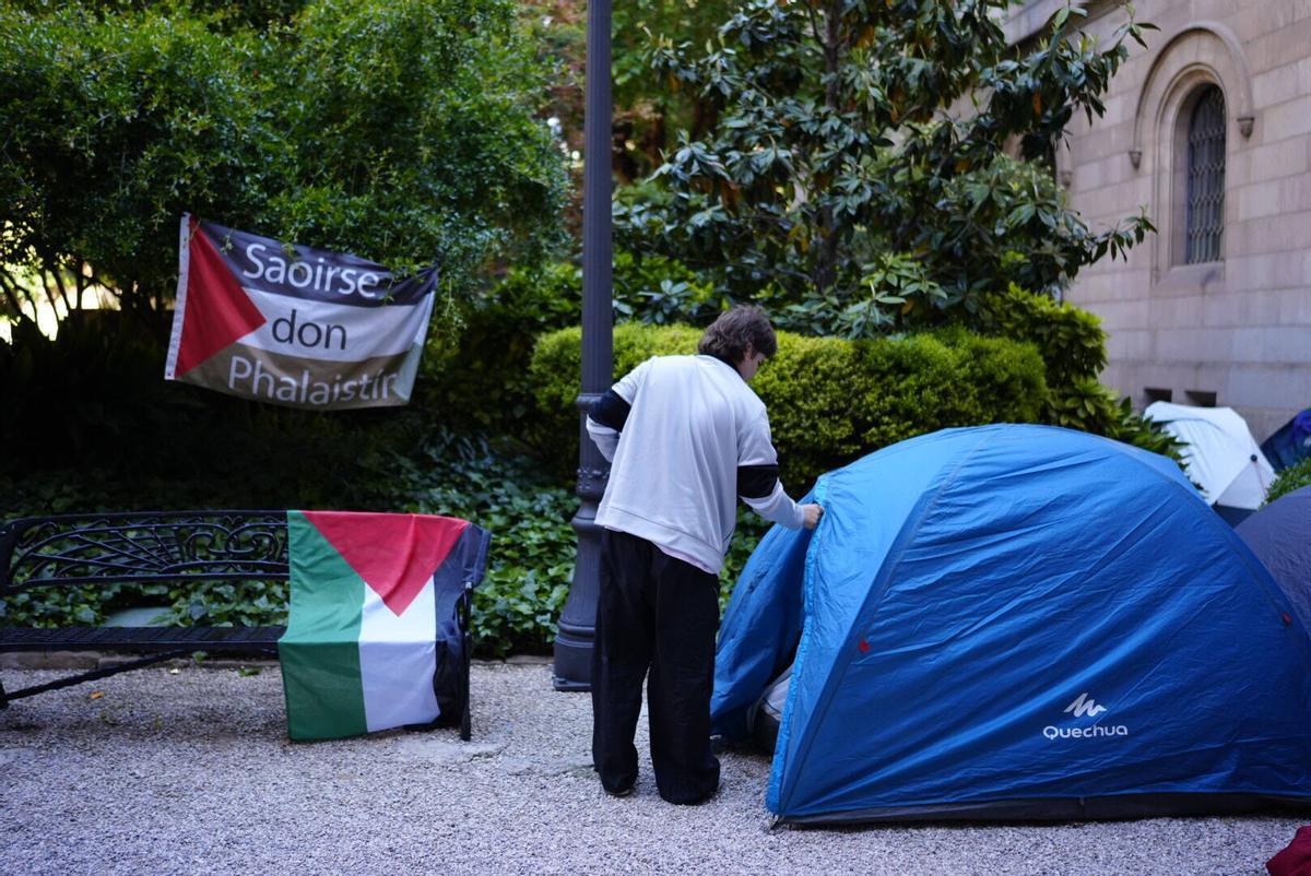 Acampada en apoyo a Palestina en la UB del Raval