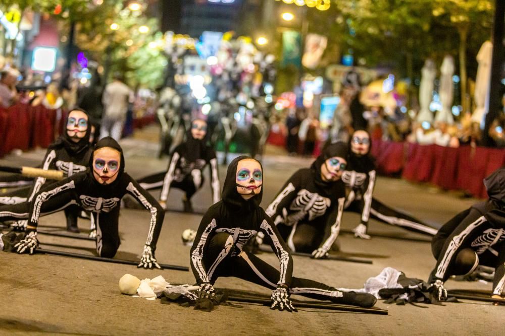 Calp se entrega a las huestes festeras en la Entrada de Moros y Cristianos