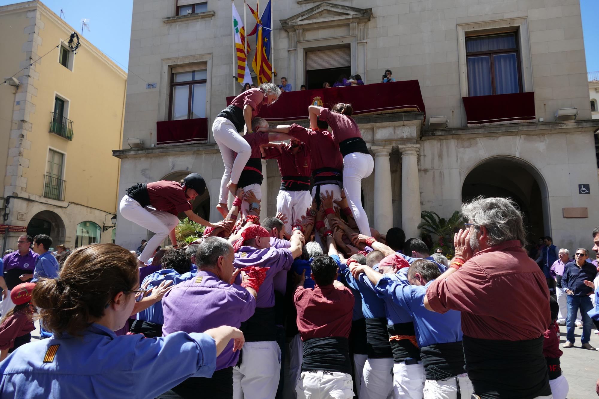 La plaça es tenyeix de colors amb la Diada Castellera de Santa Creu