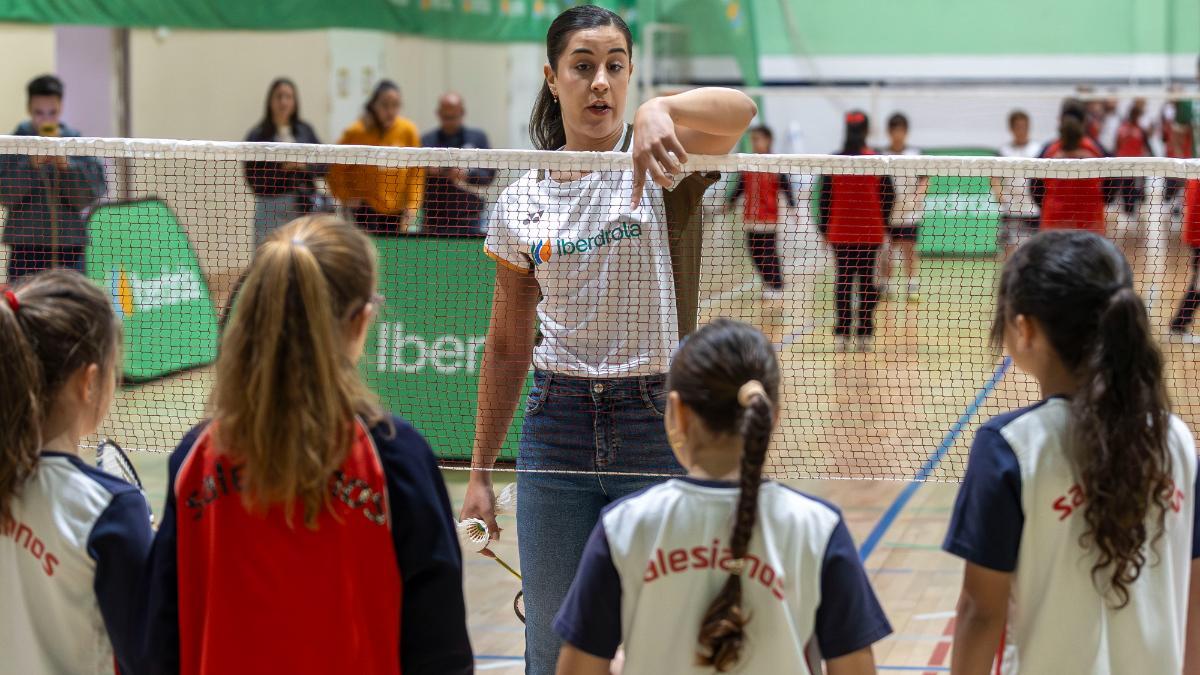 Carlina Marín, dando consejos a un grupo de niñas