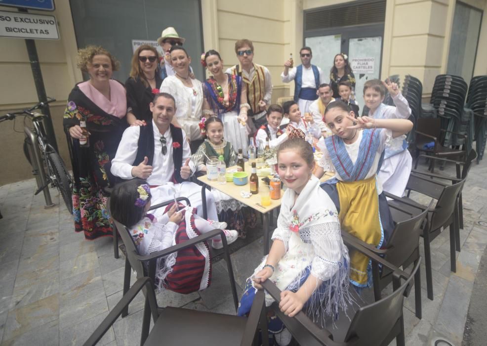 Ambiente en la plaza del Teatro Romea en el Bando