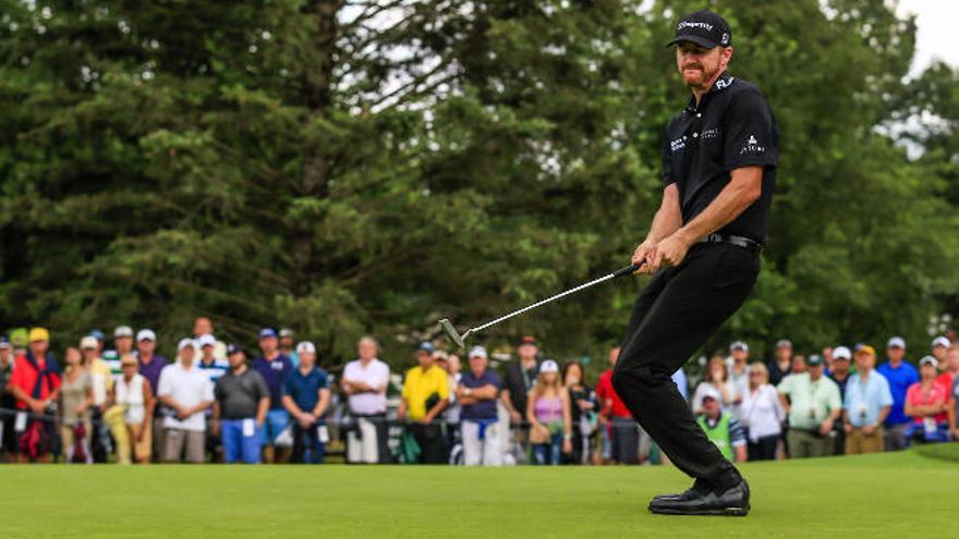 Jimmy Walker lamenta fallar por muy poco el putt para birdie en el quinto hoyo de la última ronda.