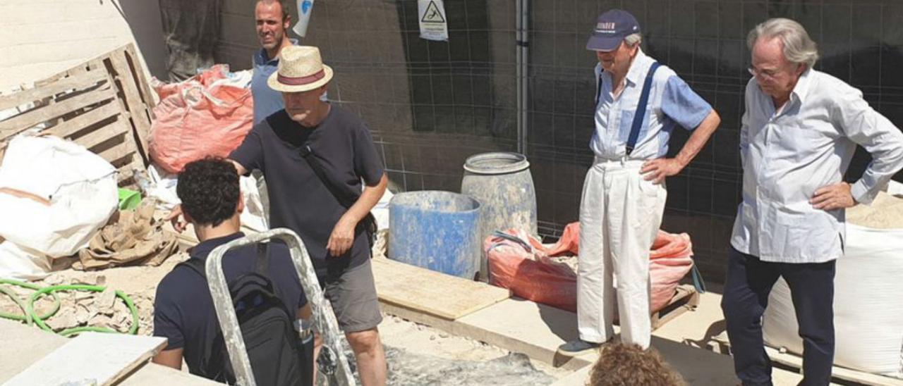 Rafael Moneo (con gorra) durante una visita a las obras.