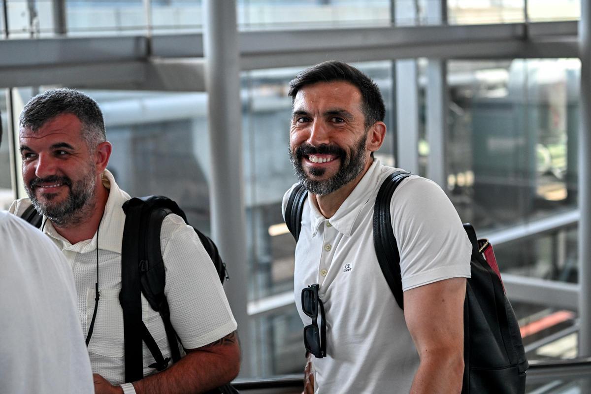 Eder Sarabia, nada más aterrizar en el aeropuerto Alicante-Elche &quot;Miguel Hernández&quot;