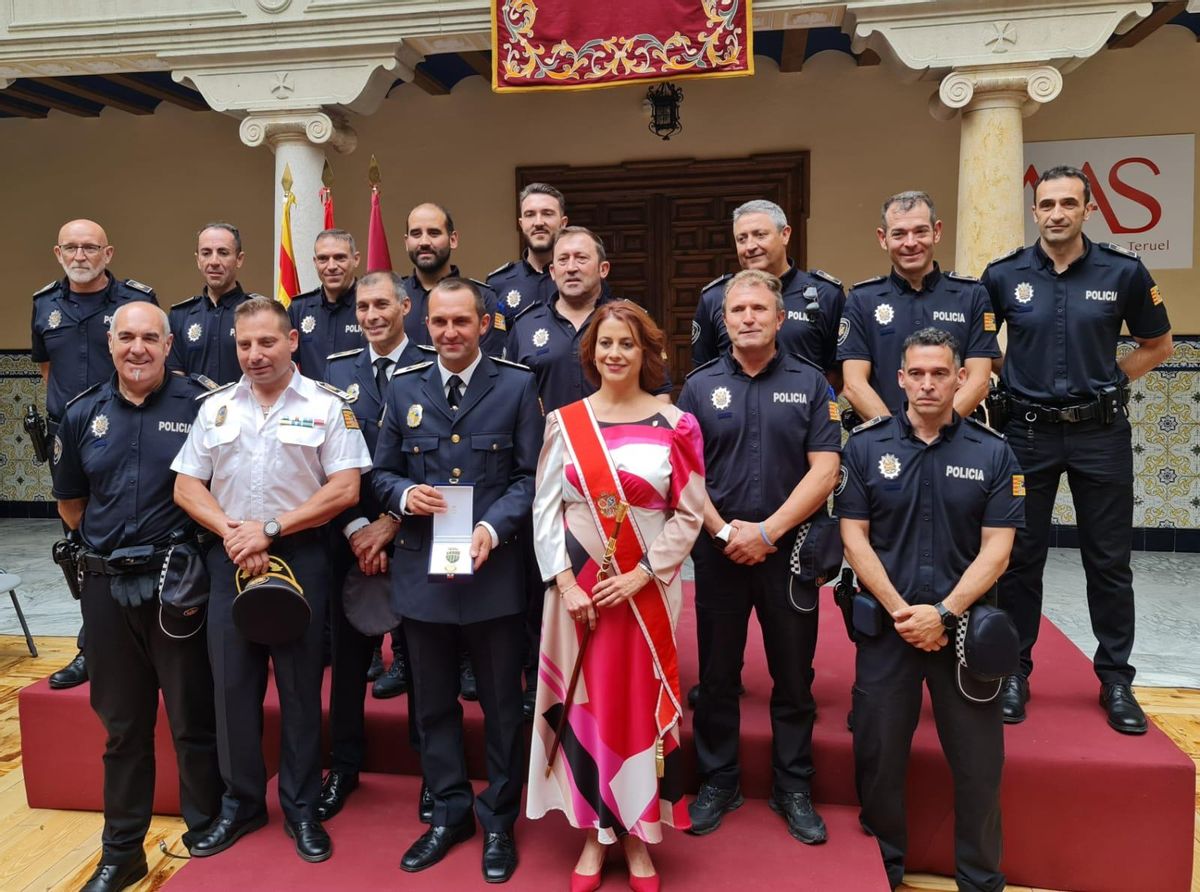Pedro Rodríguez, inspector jefe de la Policía Local, Pedro Rodríguez, posa con la Medalla de la ciudad, junto a sus compañeros y la alcaldesa.