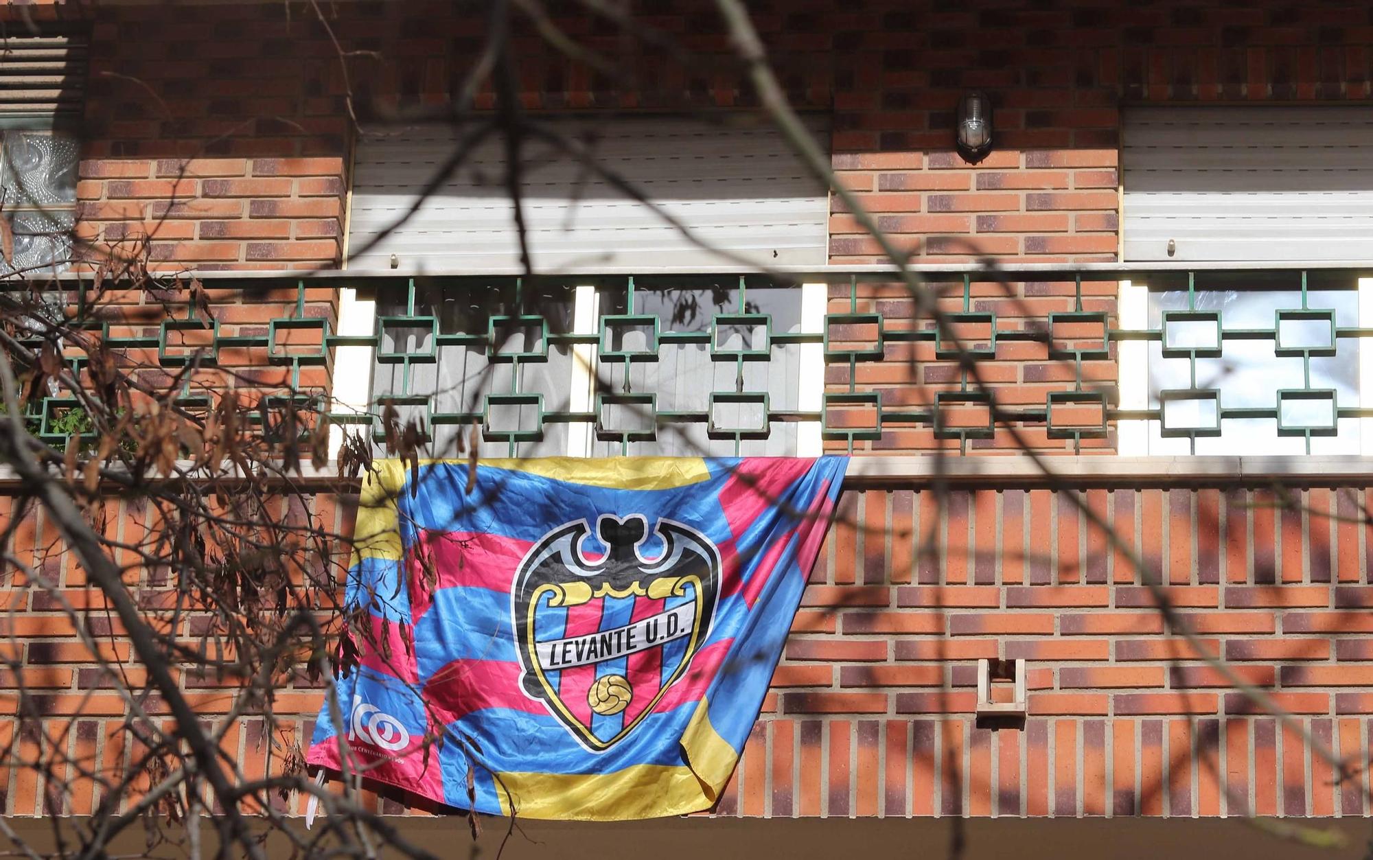 La afición del Levante UD engalana sus balcones