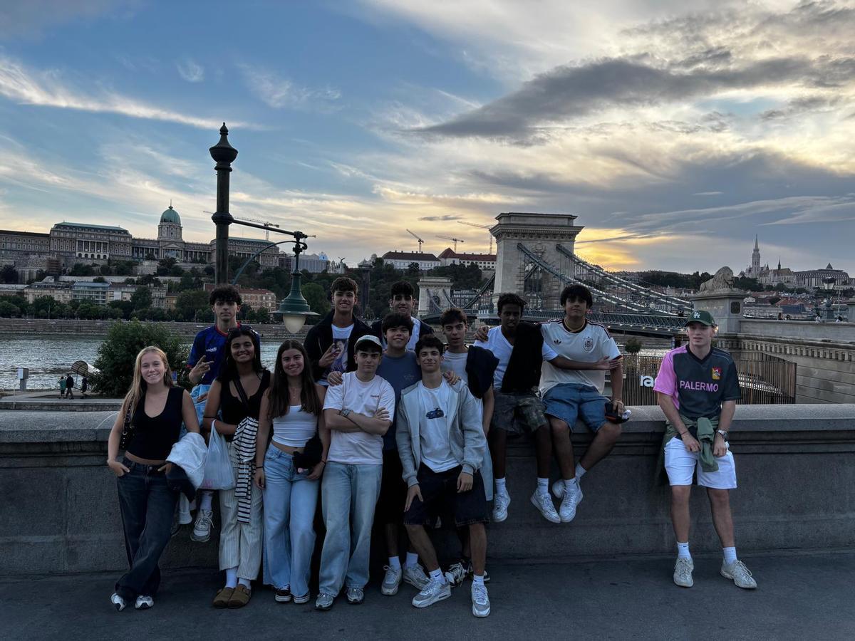 Saínza Arias y su grupo de trece en Budapest
