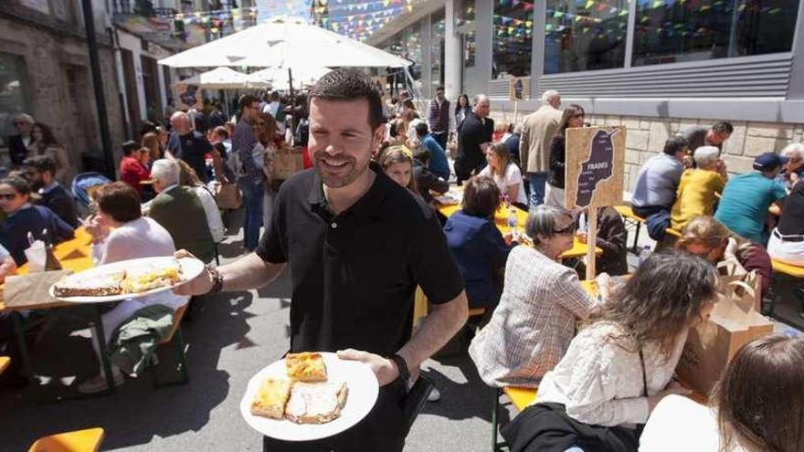 A Estrada recibió ayer más de 12.000 visitantes y agotó más de 6.400 pinchos en la degustación popular de la Festa do Salmón. //Bernabé/C.M.V.