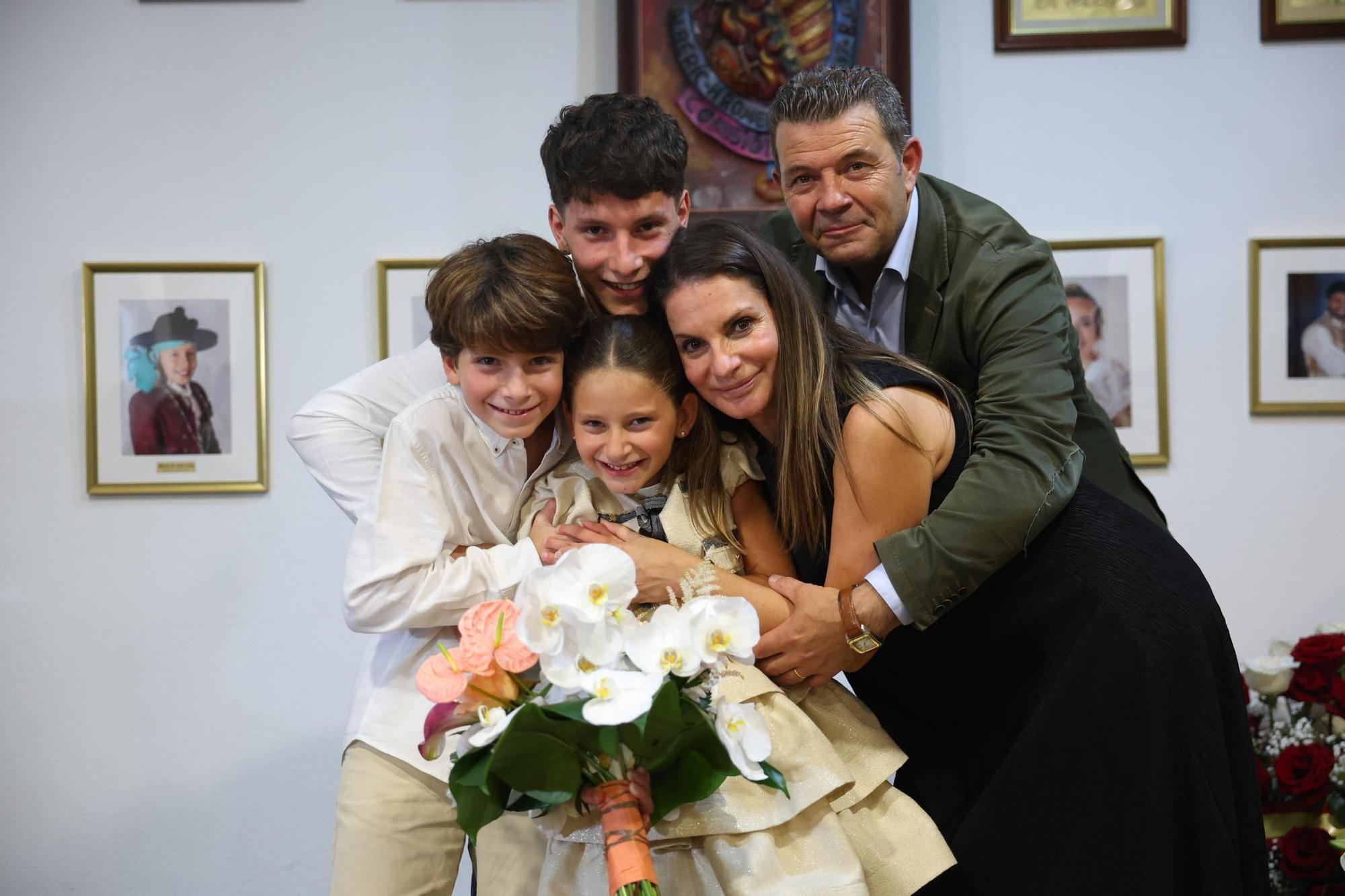 El típico "subenestrujenempujen" a la fallera mayor infantil de turno