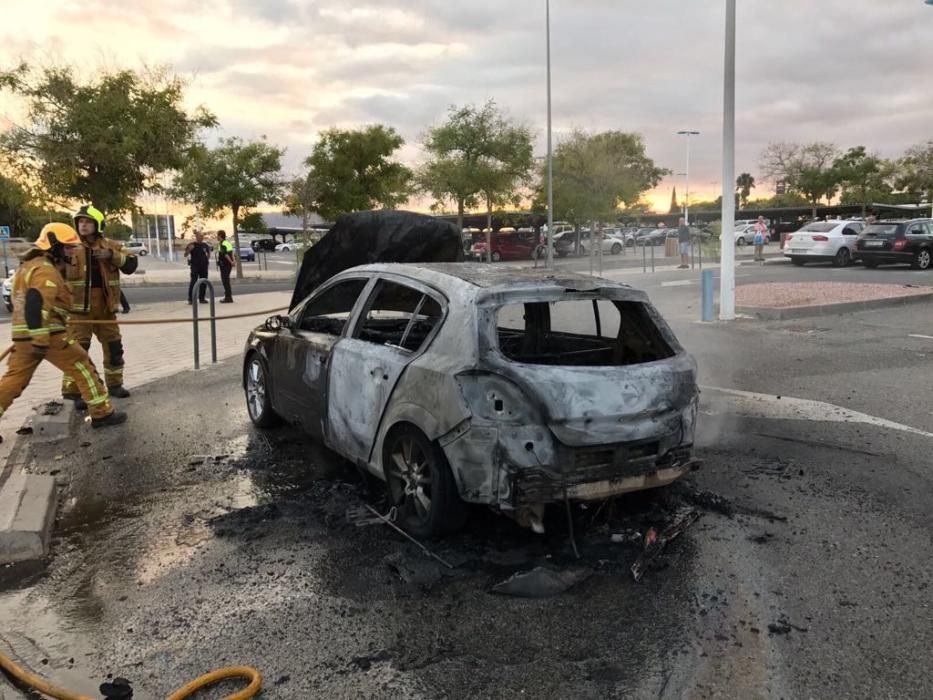 Los ocupantes lo han abandonado al ver las chispas y ha quedado calcinado