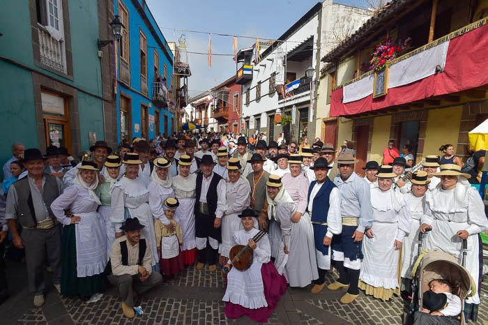 Carretas y grupos en la romería del Pino