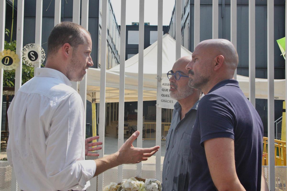 Jaime de los Santos, vicesecretaro de Igualdad del PP, conversa con Juan Fernández, secretario general del PPC, y el concejal del PP en Barcelona y candidato a las elecciones municipales, Daniel Sirera.