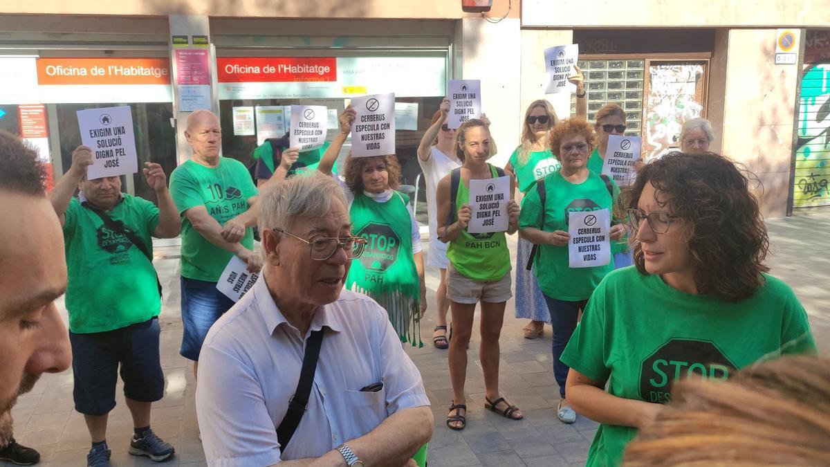 Protesta de la PAH por el desahucio hipotecario de Jose, un barcelonés de 72 años