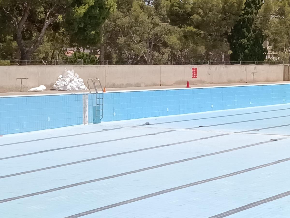 Fisura abierta en el lateral del vaso principal de la piscina de Torrero.