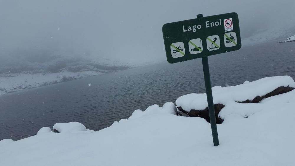 El Lago Enol, nevado