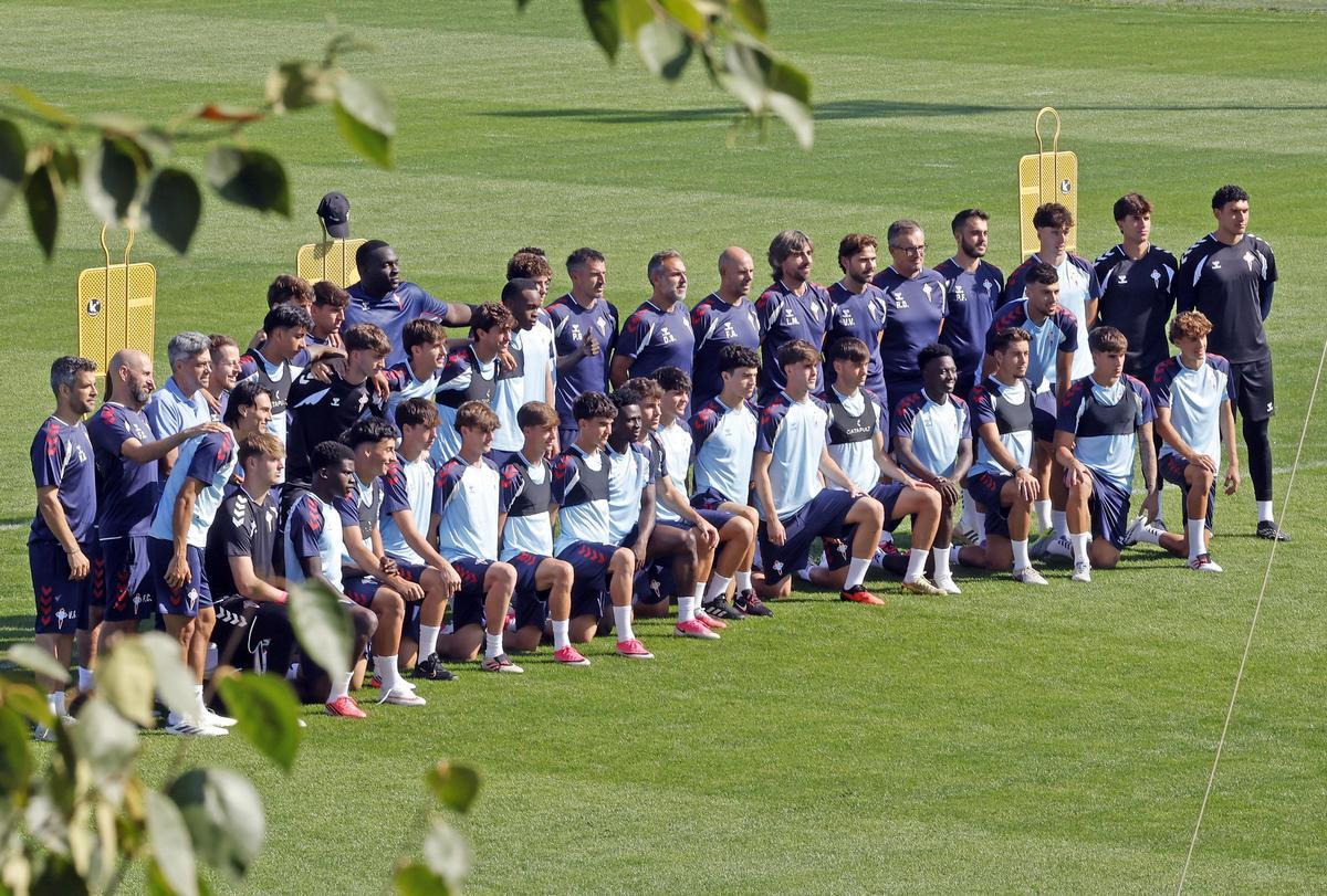 La plantilla y cuerpo técnico del Celta Fortuna, este jueves en afouteza antes de su entrenamiento