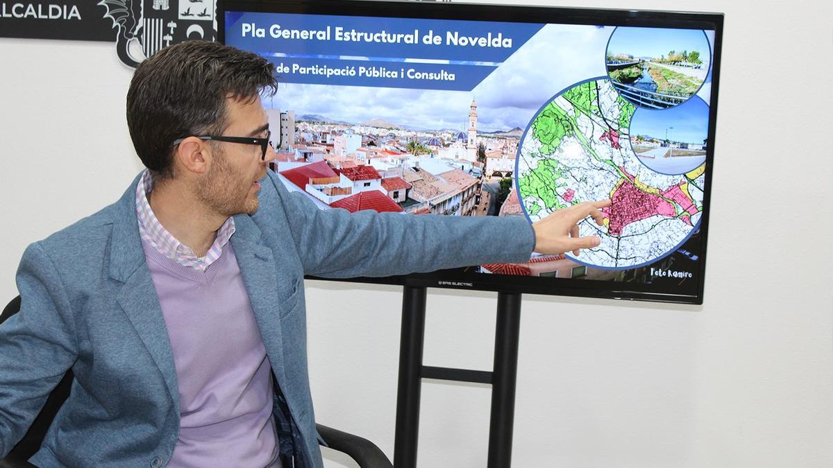 El alcalde de Novelda, Fran Martínez, mostrando el Plan General Estructural de Novelda.