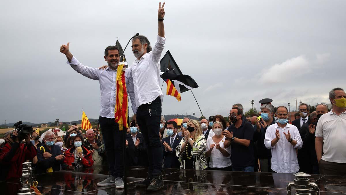 Jordi Sánchez y Jordi Cuixart, a su salida de Lledoners.