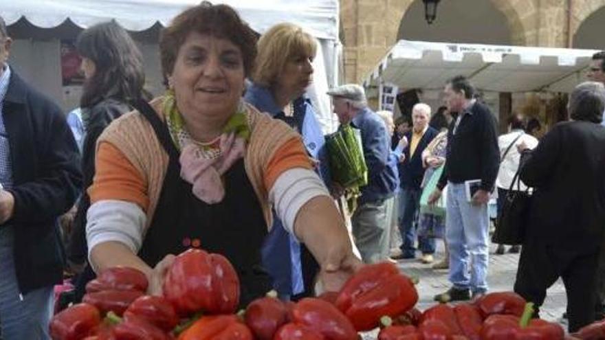 Una mujer ofrece morrones en la Feria del Pimiento en Benavente hace tres años.