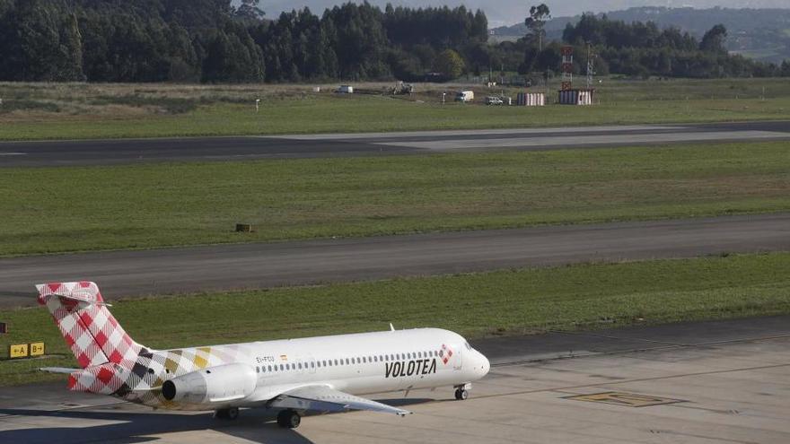 Una avión de Volotea en el aeropuerto de Asturias.