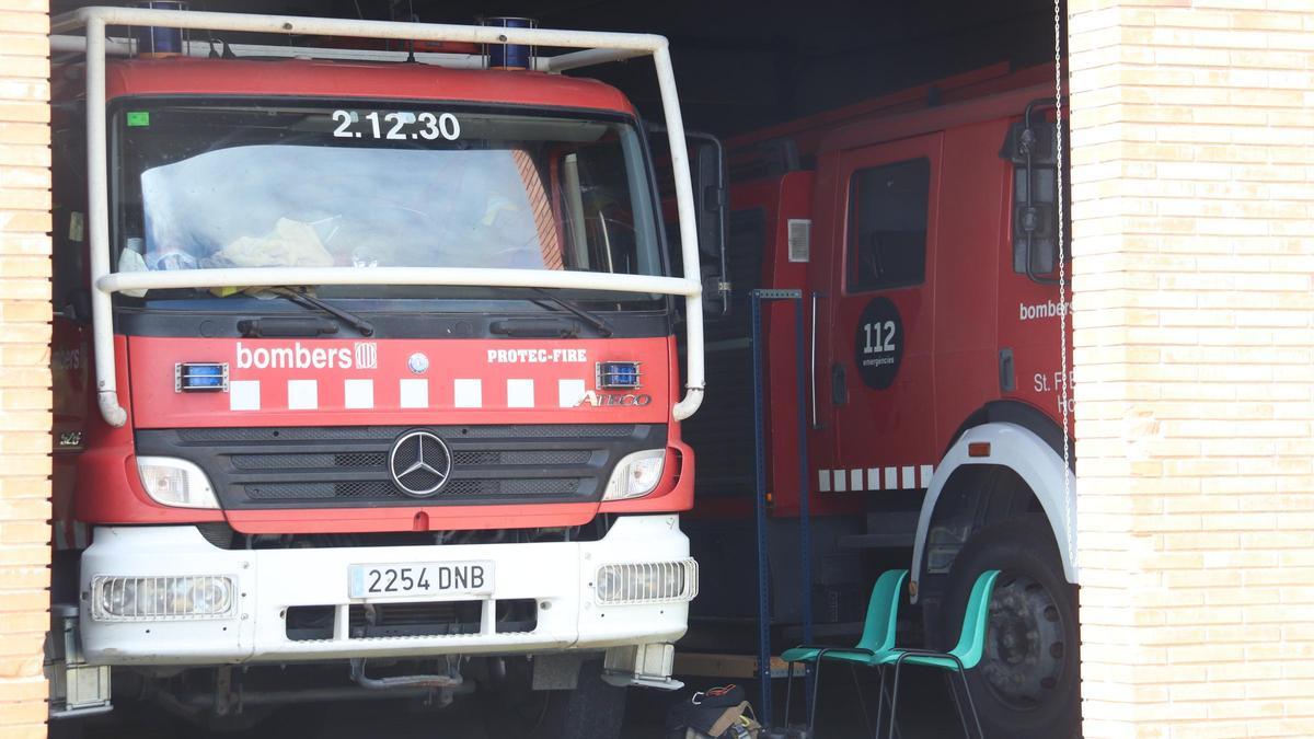 Pla obert de dos camions de bombers aparcats dins del parc de Sant Feliu de Buixalleu el 4 d&#039;octubre de 2021. (Horitzontal)