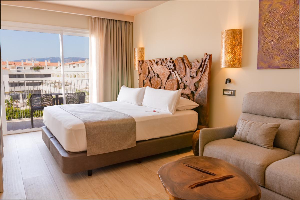 Una de las habitaciones del hotel, en la playa de Los Lances.