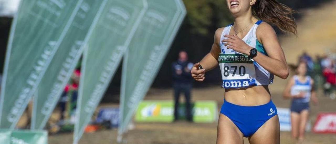 Andrea Romero sufriendo en los metros finales del cross de Itálica, que finalizó en tercera posición y derrumbada por el esfuerzo. | RFEA