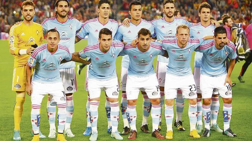 Foto de familia del once titular del Celta que logró con Eduardo Berizzo la única victoria del Celta en el Camp Nou. // LOF