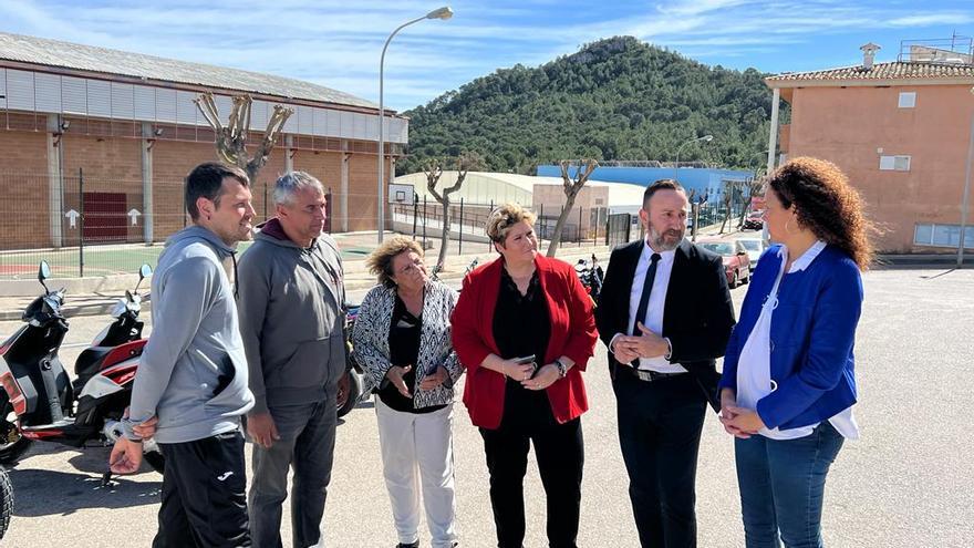 La presidenta Catalina Cladera (derecha) y el alcalde Rafel Fernández, a su lado, junto a otras autoridades municipales, este martes en Cala Rajada.