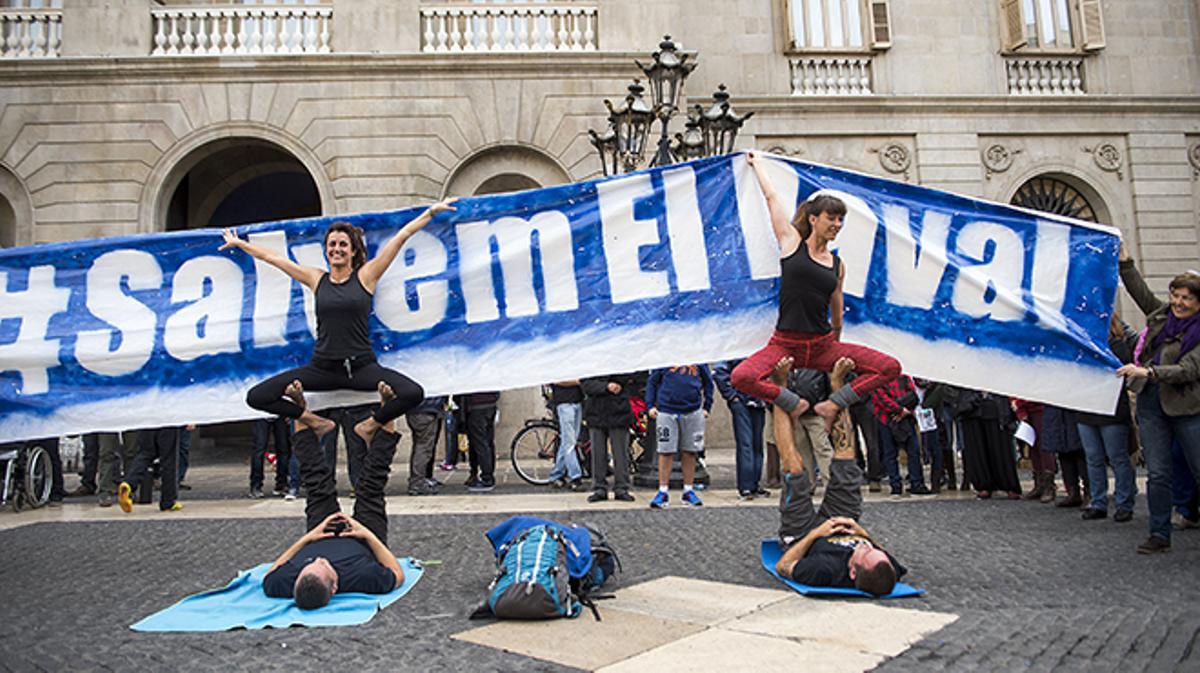 Usuaris del gimnàs Sant Pau es van exhibir davant l’ajuntament per intentar salvar l’equipament esportiu del Raval.