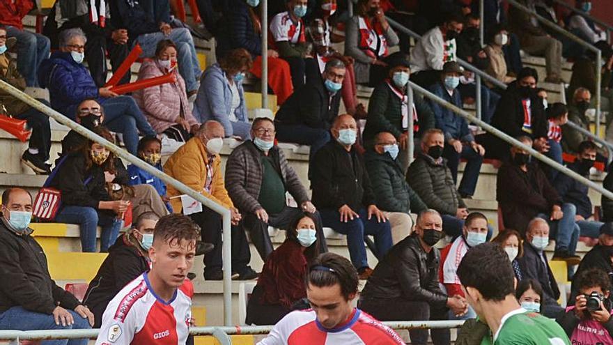 Julio Rey, con el balón en presencia de Javi Fontán. |  // NOÉ PARGA