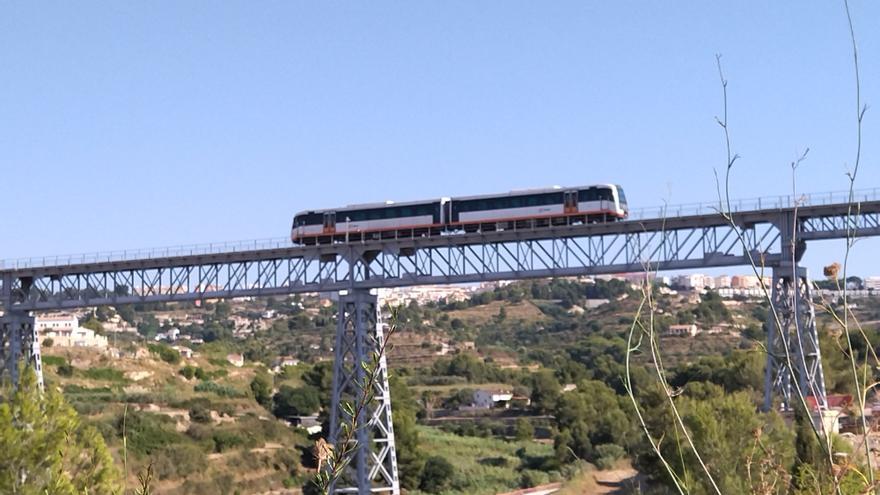 El PP compara que los nuevos convoyes del &quot;trenet de la Marina&quot; no puedan pasar por los puentes con el fiasco de Cantabria