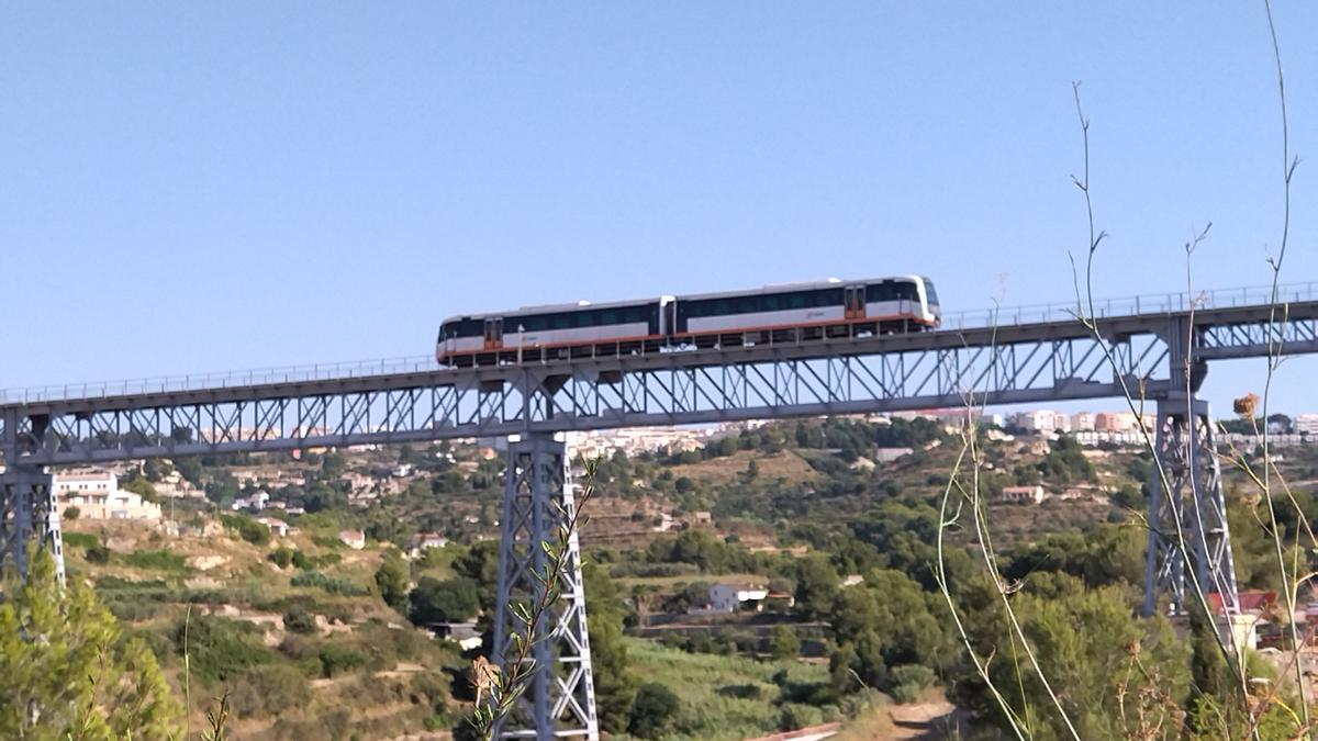 Uno de los viejos trenes pasa por el viaducto del Quisi, en Benissa