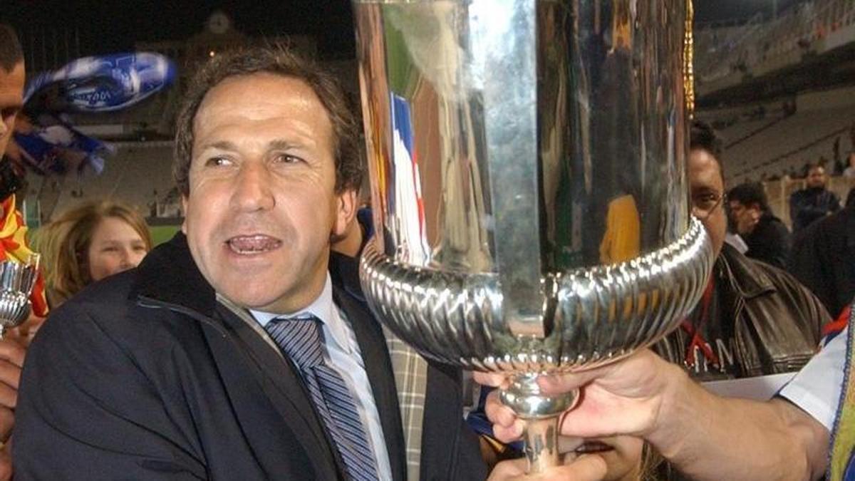 Víctor Muñoz sujeta la Copa conseguida aquel 17 de marzo de 2004 en Montjuic.