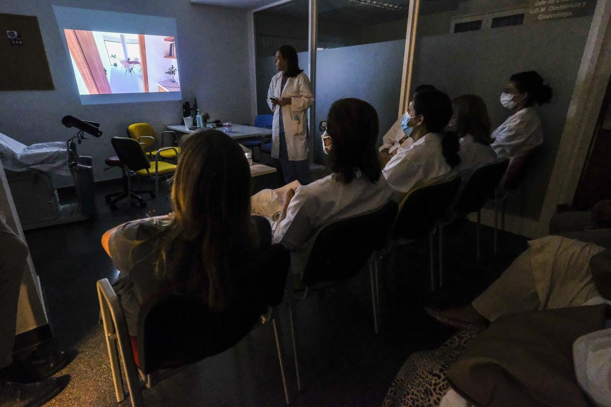 Silvia de León muestra el futuro espacio para la atención de las víctimas en el Encuentro de Jueces y Médicos sobre salud, infancia y derechos.